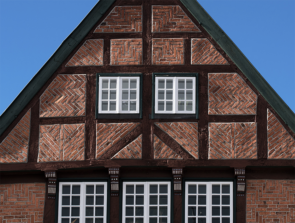 Schleswig Holstein Ostsee 09_2015 KA7_6402 als Smartobjekt-1 Kopie.jpg - Und wieder wunderschöne Architektur. Durch das Streiflicht sieht man deutlich wie uneben der Fassadenklinker und die Fachwerkbalken sind